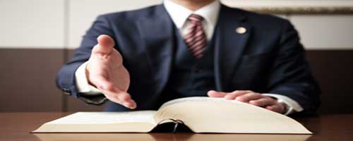 手を差し出す弁護士