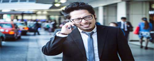 携帯電話をしている人