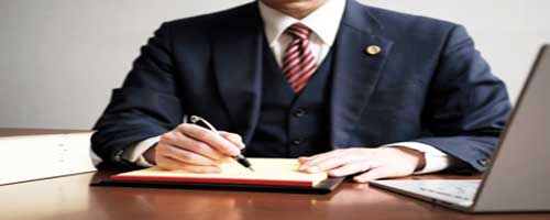 メモをとる弁護士