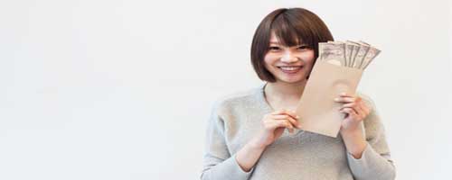 笑顔でお金を持っている人