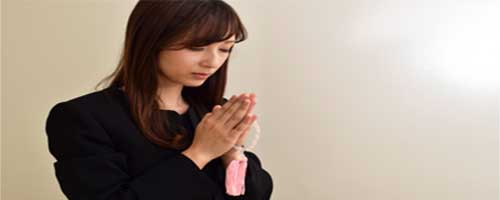 葬儀でお参りする人